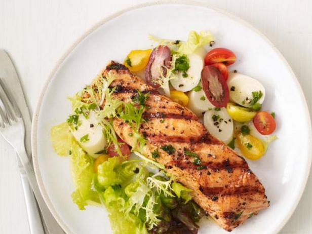 Come preparare - Salmone grigliato piccante con insalata di cuori di palma