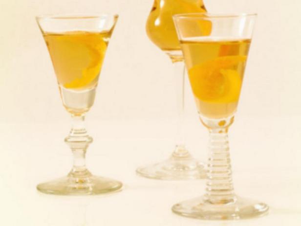 Wie man einen Sherry-Sangari-Cocktail zubereitet