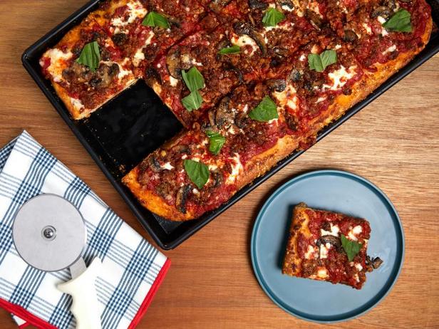 So bereiten Sie eine Wurst-Pilz-Pizza auf einem Backblech zu