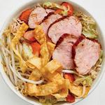 طبق أرز مع لحم الخنزير وشرائح العجين المقرمشة