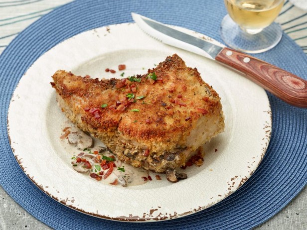 Naturbelassene Schweinekoteletts mit Pilzfüllung