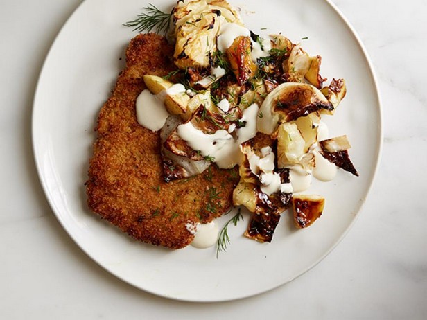 Panierte Schweinekoteletts mit warmem Krautsalat