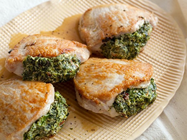 Mit Spinat und sonnengetrockneten Tomaten gefülltes Schweinefleisch