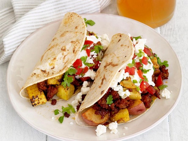 Kuidas teha - tacosid kartulite, chorizo ​​ja kollase suvikõrvitsaga