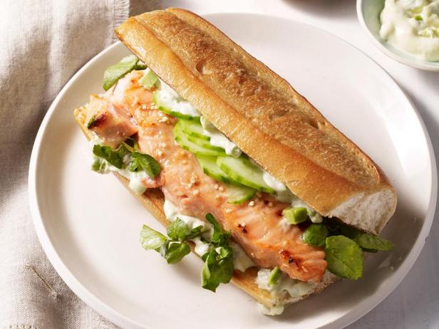 Zubereitung von Lachs-, Miso- und Avocado-Wasabi-Mayo-Sandwiches