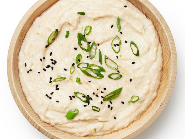 Wie man Tofu-Dip mit Frühlingszwiebeln und Miso zubereitet