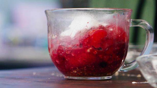 So macht man Beeren-Crumble in einer Tasse