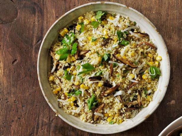 Wie man Quinoa mit Hirse, Mais und Shiitake zubereitet