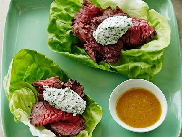 Filet Mignon mit Ziegenkäse in Salatblättern