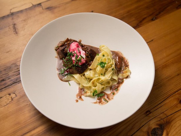 Beef Stroganoff mit Rote-Bete-Crème Fraîche