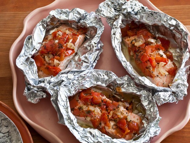 Σολομός με ντομάτες ψημένο σε αλουμινόχαρτο
