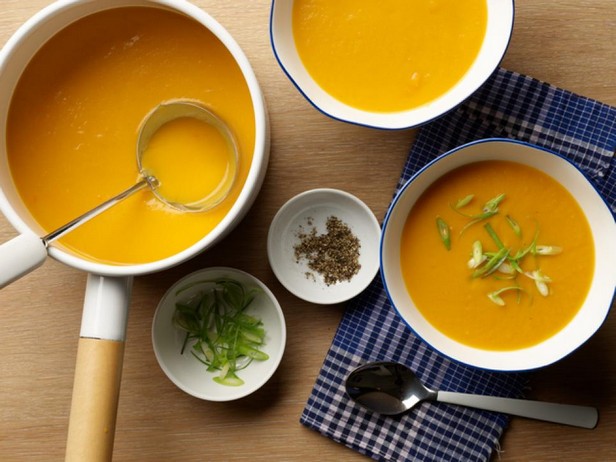 شوربة بالجزر والبطاطا الحلوة واليقطين