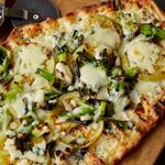Pizza mit gegrillten grünen Tomaten und Cheddar