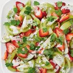 Salat mit grünen Tomaten und Erdbeeren