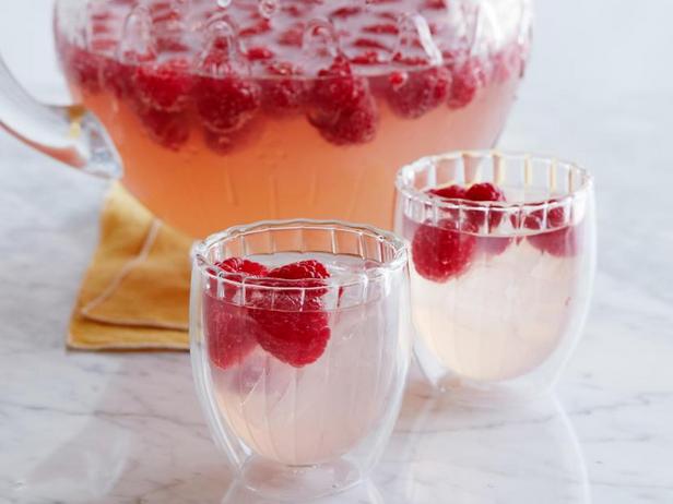Wie man rosa Himbeer-Sangria zubereitet
