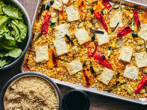 So bereiten Sie Sommergemüse mit Feta vom Backblech zu