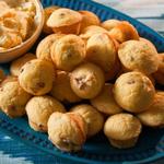 Speck-Mais-Muffins mit Orangenbutter