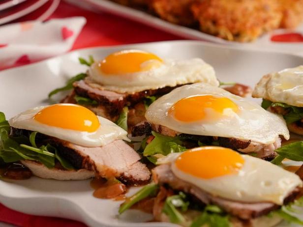 Wie man Eggs Benedict mit Red-Eye-Soße zubereitet