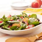 Salat mit Spinat, Mandeln, Kirschen, Speck und Pfirsichen