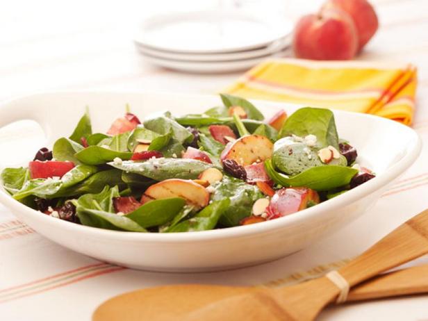 Zubereitung - Spinat-, Mandel-, Kirsch-, Speck- und Pfirsichsalat
