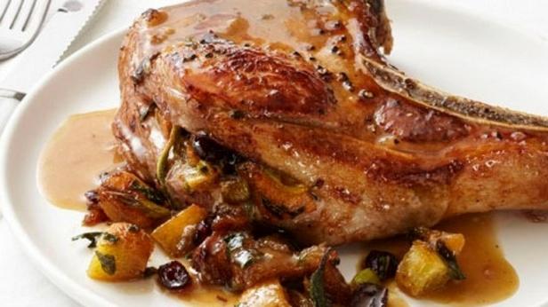 Zubereitung - Gefüllte Schweinekoteletts mit Preiselbeeren und getrockneten Aprikosen