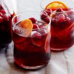 Würzige Sangria mit Preiselbeeren und Clementinen
