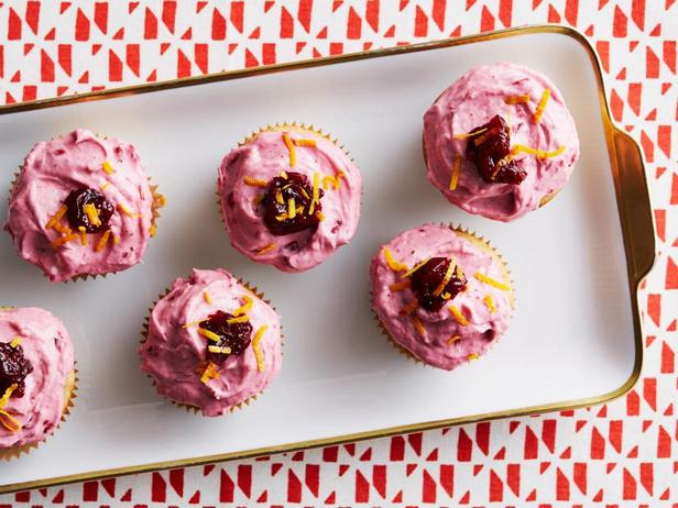 Wie man Cranberry-Orangen-Cupcakes zubereitet