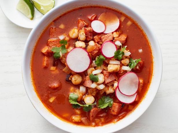 Zubereitung von Posole mit geräuchertem Schweinefleisch