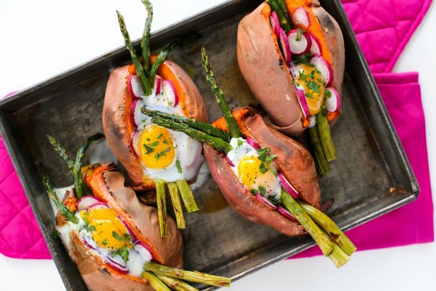 Süßkartoffel gefüllt mit Spargel, Radieschen und Ei