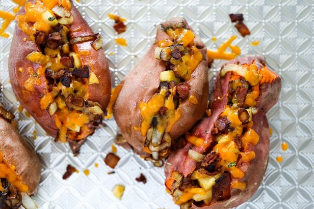 Süßkartoffeln gefüllt mit Speck, Apfel, Zwiebel und Cheddar
