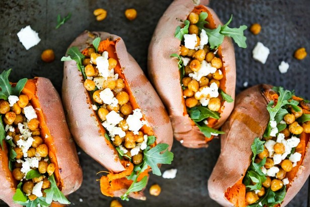 Süßkartoffel gefüllt mit Kichererbsen, Rucola und Feta