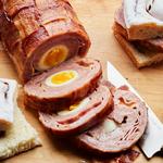 Gegrilltes Schinkenbrötchen mit Eiern und Käse zum Frühstück