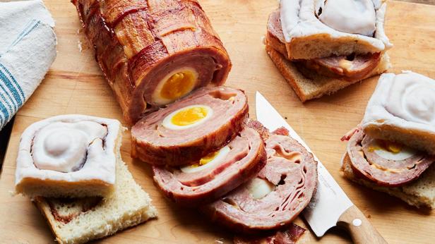 Rezept für ein gegrilltes Frühstücksbrötchen mit Schinken, Ei und Käse