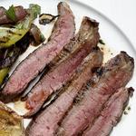 Gegrilltes Flankensteak und Peperonata