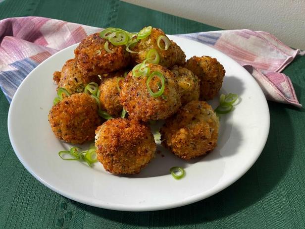 طريقة تحضير كرات الأرز المقلية مع بذور الخشخاش وبذور السمسم