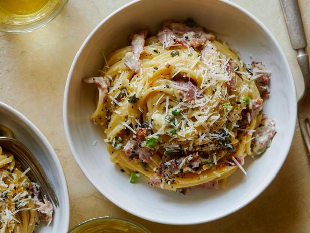 Come preparare gli spaghetti alla carbonara con pastrami e condimento al sesamo e papavero