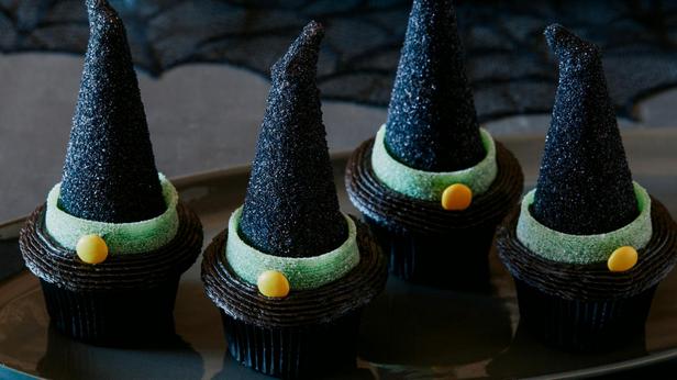 Wie man Hexenhut-Cupcakes macht