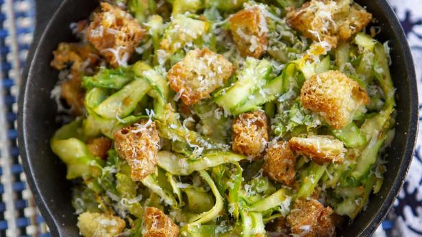 Zubereitung - Gerösteter, gehobelter Spargel mit Parmesan und Semmelbröseln