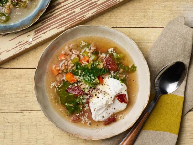 Wie man Prosciutto-Eiersuppe zubereitet