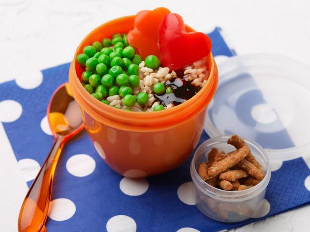 So bereiten Sie eine Reis-Gemüse-Bowl für die Lunchbox zu