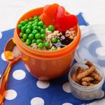 طبق من الأرز والخضار في علبة الغداء