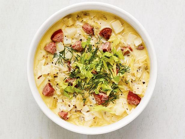 Wie man Kartoffelsuppe mit Sauerkraut und Wurst zubereitet