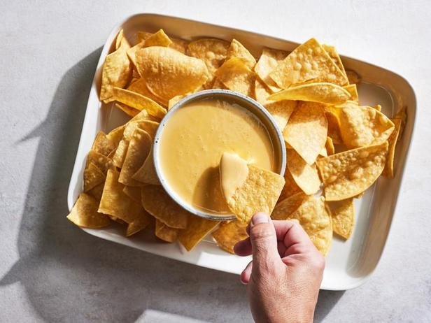 So macht man Nacho-Käsesauce
