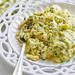 Zartes Rührei mit Käse und Frühlingszwiebeln