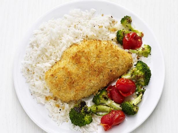 Wie man knuspriges Hähnchen mit geröstetem Brokkoli zubereitet