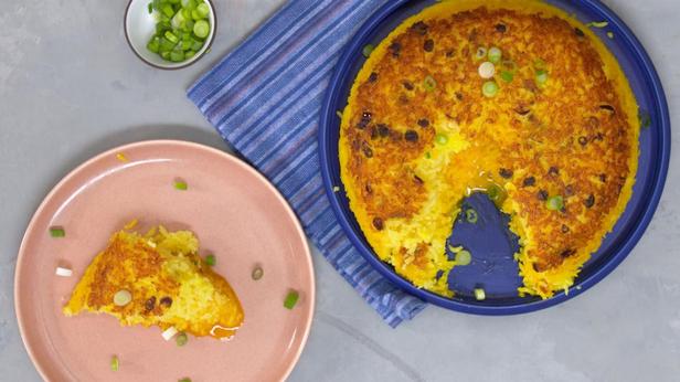 So bereiten Sie knusprige Reispfannkuchen mit flüssigem Eigelb in der Mitte zu