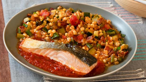 Rezept für knusprigen Lachs mit Sommer-Succotash
