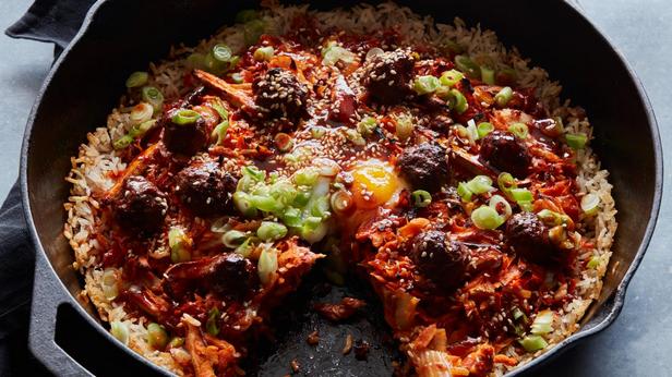 Zubereitung – Knuspriger gebratener Reis mit Gochujang-Paste, Rindfleisch und Kimchi