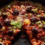 أرز مقلي مقرمش مع معجون غوتشوجانغ ولحم بقري وكيمتشي