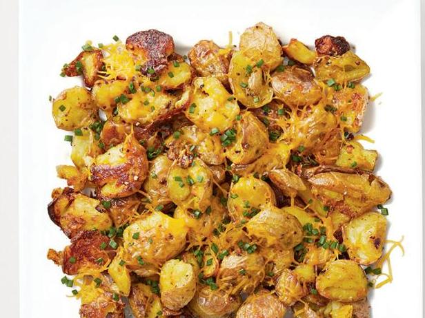 Wie man knusprige Cheddar-Kartoffeln zubereitet